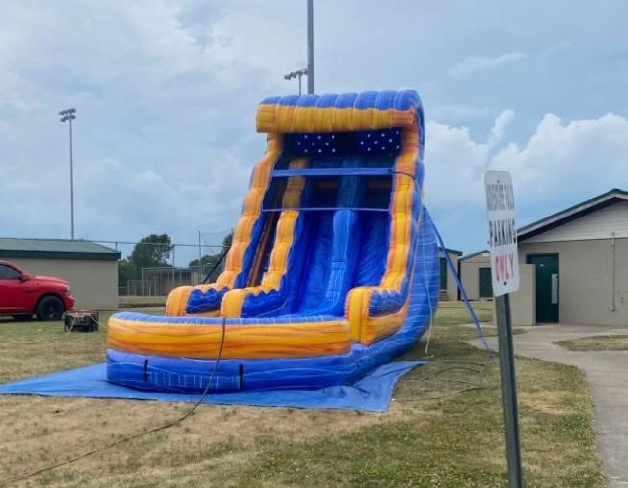 The Wave – dual-lane water slide with splash pool